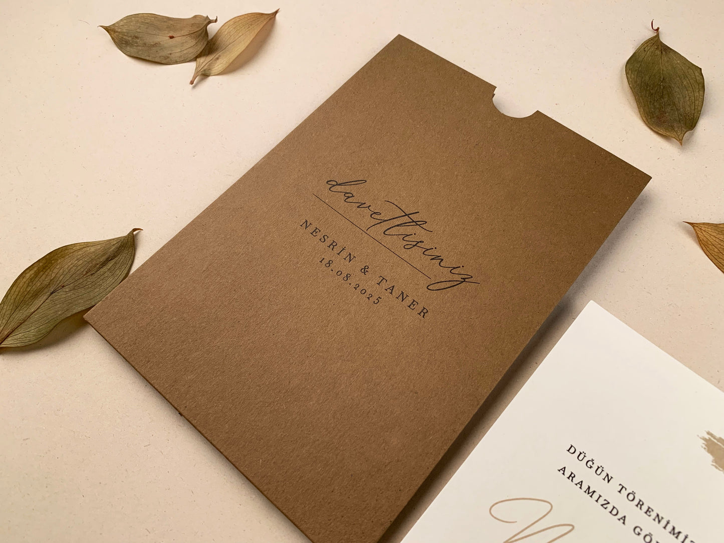 12251 - Minimalista esküvői meghívó barna tokban