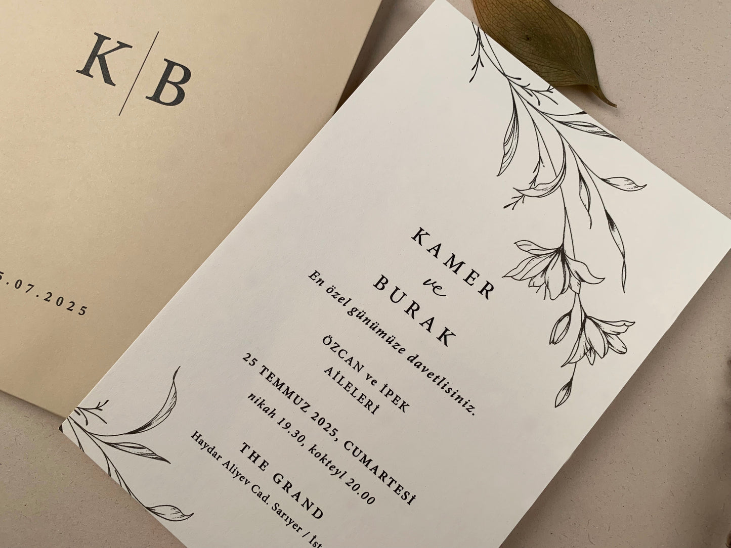 12265 - Virágmintás esküvői meghívó bézs tokban