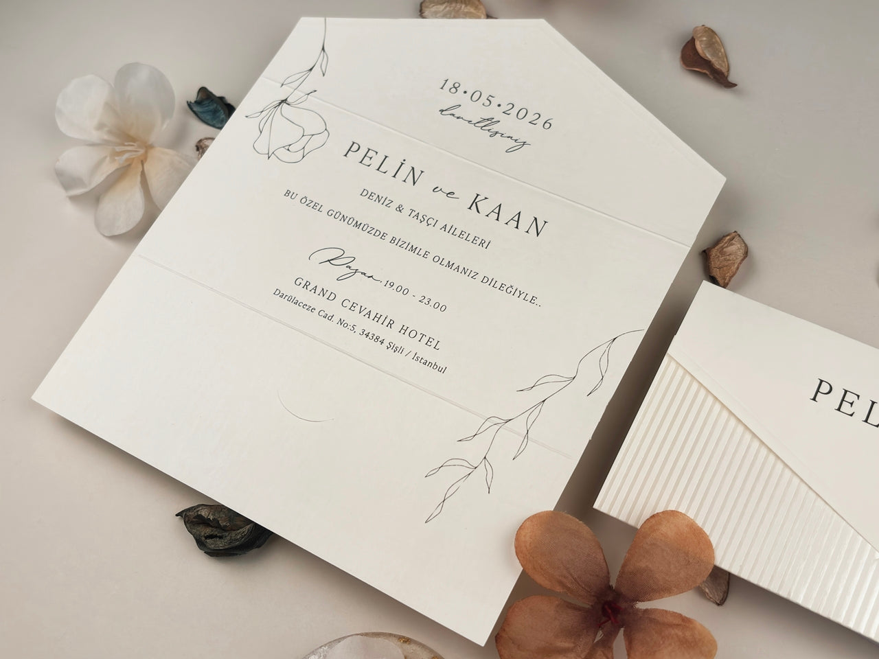 13334 - Összehajtható esküvői meghívó virágmintával