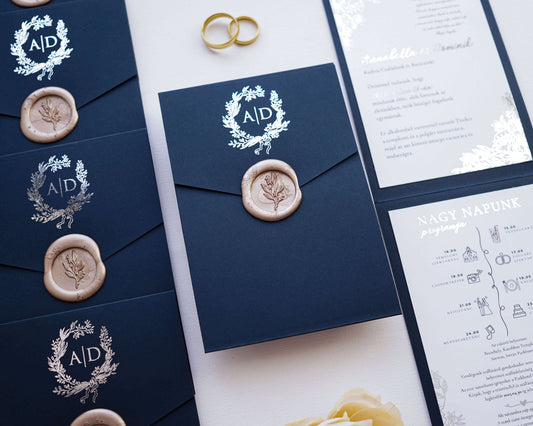 EM72 - Kinyitható tengerészkék meghívó ezüstfóliával-esküvői meghívó-Erdélyi Esküvői Meghívók-egyedi,elegáns,ezüst,kék-Erdélyi Esküvői Meghívók