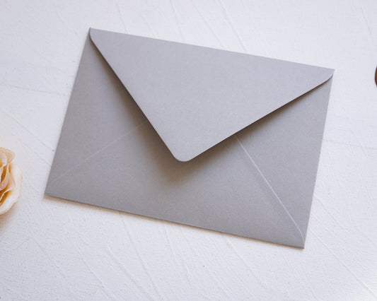 Agyag szürke prémium boríték - B6 - 125×176 mm - RENDELÉSRE-Boríték-Erdélyi Esküvői Meghívók-B6,boríték,bézs,szürke-Erdélyi Esküvői Meghívók