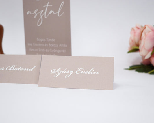 UK19 - Bézs minimalista ültetőkártya-Ültetőkártya-Erdélyi Esküvői Meghívók-barna,bézs,minimalista,ültetőkártya-Erdélyi Esküvői Meghívók