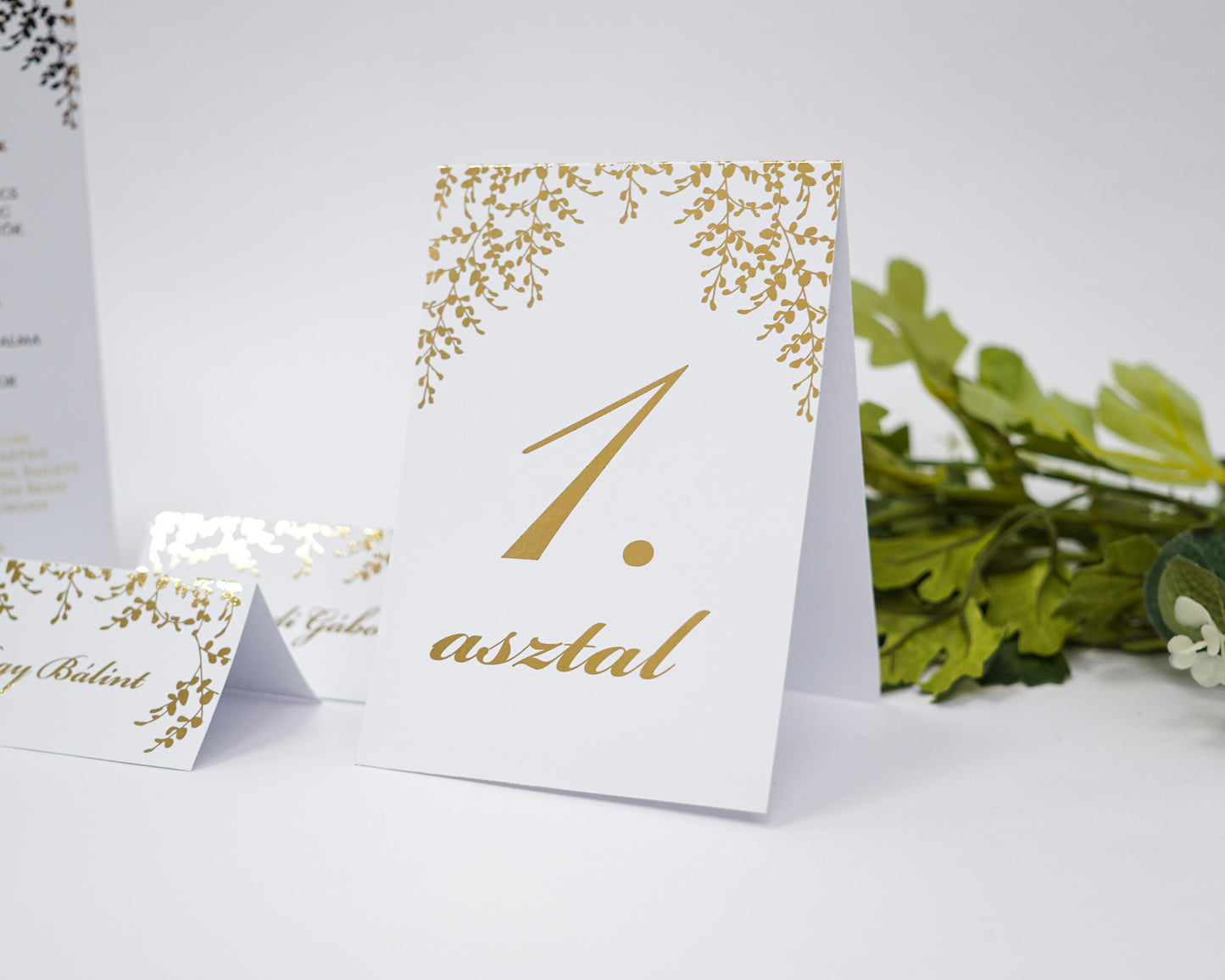 UK28 - Levél mintás aranyfóliázott ültetőkártya - 9214-Ültetőkártya-Erdélyi Esküvői Meghívók-9214,arany,level,minimalista,ültetőkártya-Erdélyi Esküvői Meghívók