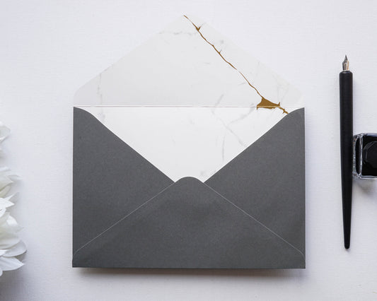 Z1175- Antracit és arany boríték - 21.7 cm x 15 cm-Boríték-Erdélyi Esküvői Meghívók-arany,boríték,fekete,szürke-Erdélyi Esküvői Meghívók
