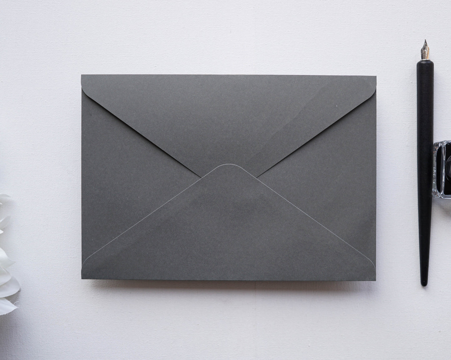 Z1175- Antracit és arany boríték - 21.7 cm x 15 cm-Boríték-Erdélyi Esküvői Meghívók-arany,boríték,fekete,szürke-Erdélyi Esküvői Meghívók