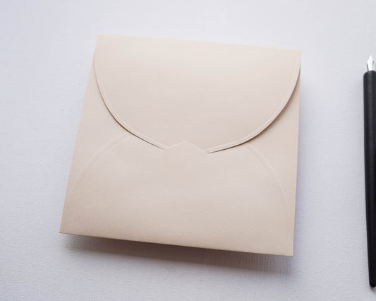 Z1149- Bézs színű boríték - 16.2 cm x 16.5 cm-Boríték-Erdélyi Esküvői Meghívók-boríték,bézs,krém-Erdélyi Esküvői Meghívók
