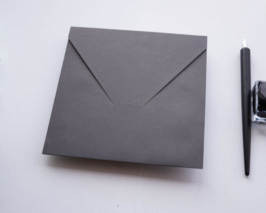 Z1116- Antracit színű boríték - 17.8 cm x 18 cm-Boríték-Erdélyi Esküvői Meghívók-boríték,fekete,szürke-Erdélyi Esküvői Meghívók