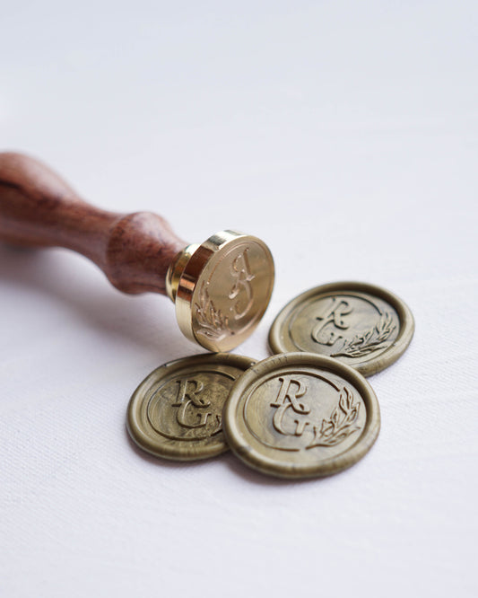 Egyedi monogrammos pecsétnyomó-Pecsétnyomó-Erdélyi Esküvői Meghívók-pecsétnyomó-Erdélyi Esküvői Meghívók