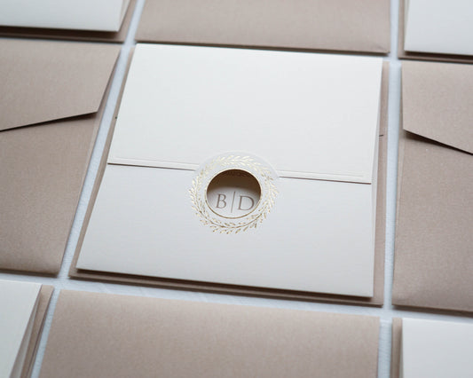 9149 - Elegáns Esküvői Meghívó-esküvői meghívó-Erdélyi Esküvői Meghívók-arany,elegans,kinyitható,krem-Erdélyi Esküvői Meghívók