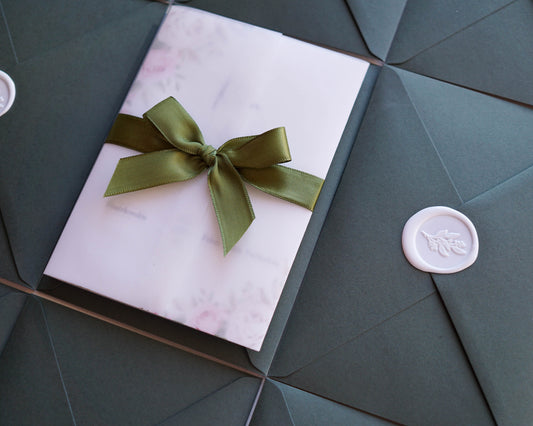 EM29 - zöld - Pausz borítós kinyitható esküvői meghívó-esküvői meghívó-Erdélyi Esküvői Meghívók-egyedi,greenery,pausz,rózsa,viaszpecsét,virág,zöld-Erdélyi Esküvői Meghívók