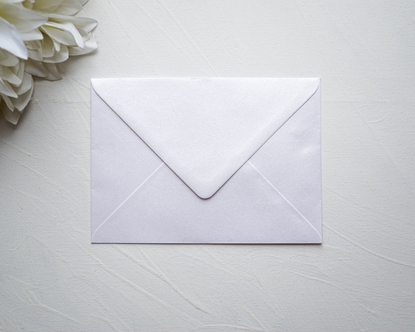 Rendelésre - Gyöngyházfényű Fehér prémium díszboríték - B6 - 125×176 mm-Boríték-B6 - 12.5 x 17.6 cm -B6, boríték, fehér boríték - plicuri colorate - plicuri speciale -Erdélyi Esküvői Meghívók
