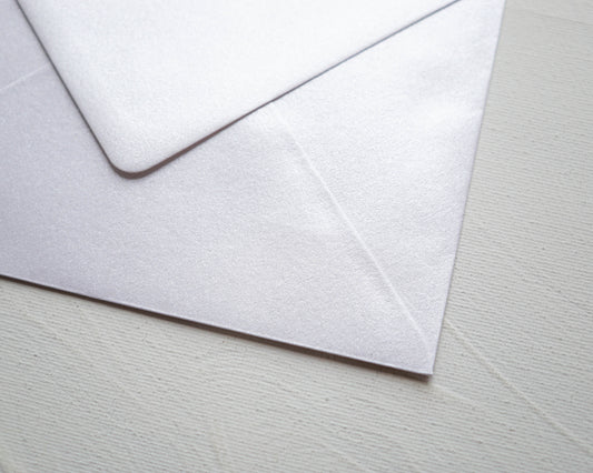 Rendelésre - Gyöngyházfényű Fehér prémium díszboríték - B6 - 125×176 mm-Boríték-B6 - 12.5 x 17.6 cm -B6, boríték, fehér boríték - plicuri colorate - plicuri speciale -Erdélyi Esküvői Meghívók