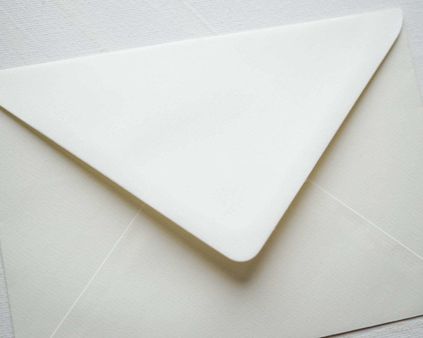 Ivory texturált díszboríték - B6 - 125×176 mm-Boríték-B6 - 12.5 x 17.6 cm -B6, boríték, krém boríték - plicuri colorate - plicuri speciale -Erdélyi Esküvői Meghívók