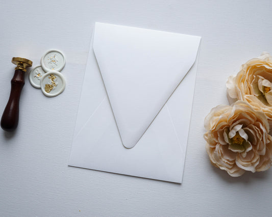 Fehér színű rövidebb oldalon nyíló díszboríték - i8 - 13.4 x 18.2 cm.-Boríték-Erdélyi Esküvői Meghívók-boríték,fehér,rövid oldalon nyíló boríték-Erdélyi Esküvői Meghívók