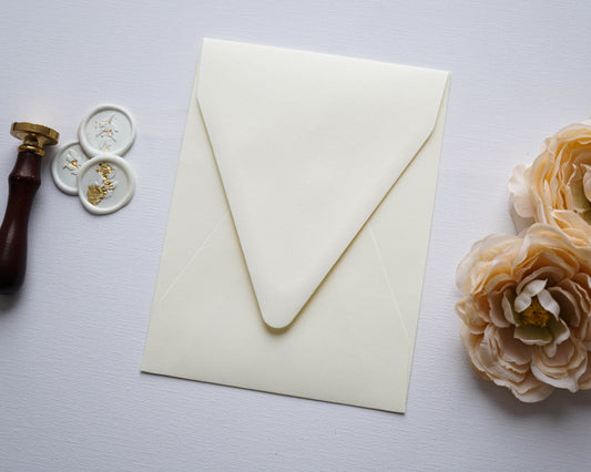 Krém színű rövidebb oldalon nyíló díszboríték - i8 - 13.4 x 18.2 cm. - RENDELÉSRE-Boríték-Erdélyi Esküvői Meghívók-boríték,krém,rövid oldalon nyíló boríték-Erdélyi Esküvői Meghívók