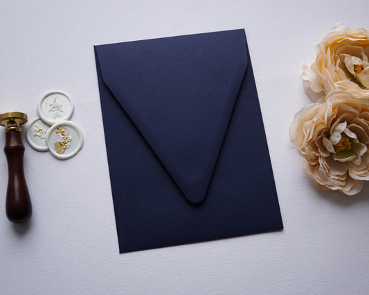 Tengerészkék színű rövidebb oldalon nyíló díszboríték - i8 - 13.4 x 18.2 cm. - RENDELÉSRE-Boríték-Erdélyi Esküvői Meghívók-boríték,kék,rövid oldalon nyíló boríték-Erdélyi Esküvői Meghívók