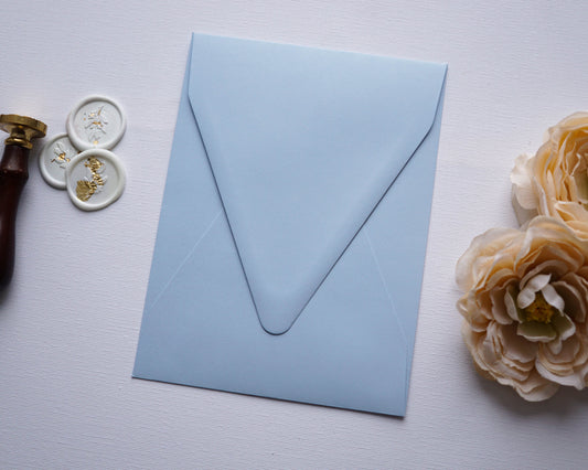 Világos kék színű rövidebb oldalon nyíló díszboríték - i8 - 13.4 x 18.2 cm. - RENDELÉSRE-Boríték-Erdélyi Esküvői Meghívók-boríték,kék,rövid oldalon nyíló boríték-Erdélyi Esküvői Meghívók