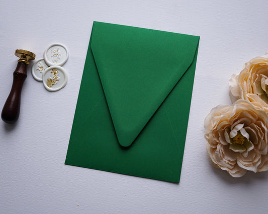 Zöld színű rövidebb oldalon nyíló díszboríték - 13.4 x 18.2 cm. - RENDELÉSRE-Boríték-Erdélyi Esküvői Meghívók-boríték,rövid oldalon nyíló boríték,zöld-Erdélyi Esküvői Meghívók