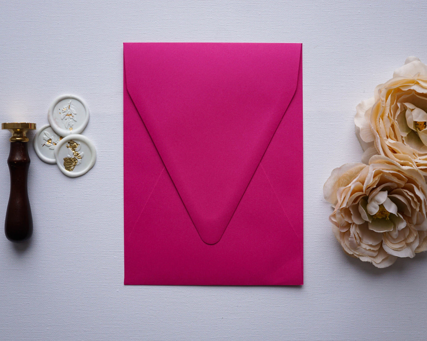 Magenta színű rövidebb oldalon nyíló díszboríték - 13.4 x 18.2 cm. - RENDELÉSRE