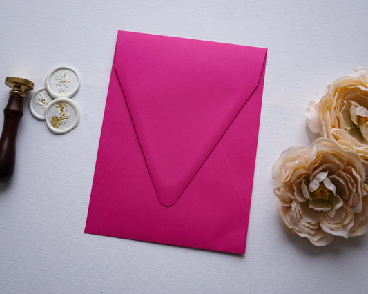 Magenta színű rövidebb oldalon nyíló díszboríték - i8 - 13.4 x 18.2 cm. - RENDELÉSRE-Boríték-Erdélyi Esküvői Meghívók-boríték,lila,rövid oldalon nyíló boríték-Erdélyi Esküvői Meghívók