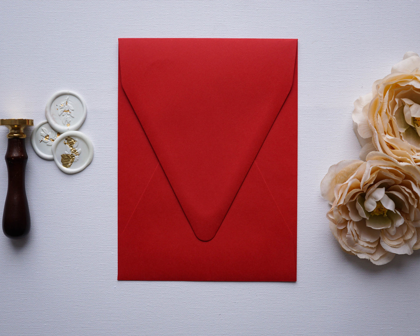Piros színű rövidebb oldalon nyíló díszboríték - i8 - 13.4 x 18.2 cm. - RENDELÉSRE-Boríték-Erdélyi Esküvői Meghívók-boríték,piros,rövid oldalon nyíló boríték-Erdélyi Esküvői Meghívók
