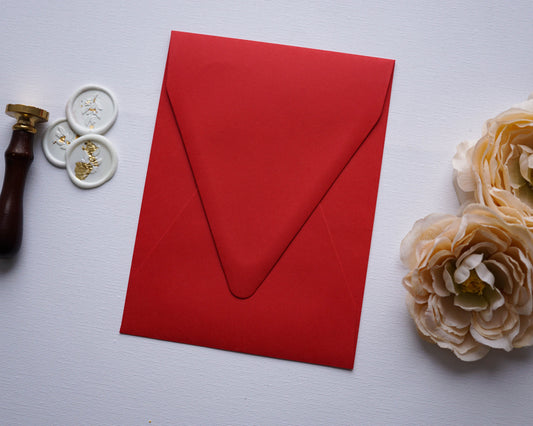 Piros színű rövidebb oldalon nyíló díszboríték - i8 - 13.4 x 18.2 cm. - RENDELÉSRE-Boríték-Erdélyi Esküvői Meghívók-boríték,piros,rövid oldalon nyíló boríték-Erdélyi Esküvői Meghívók