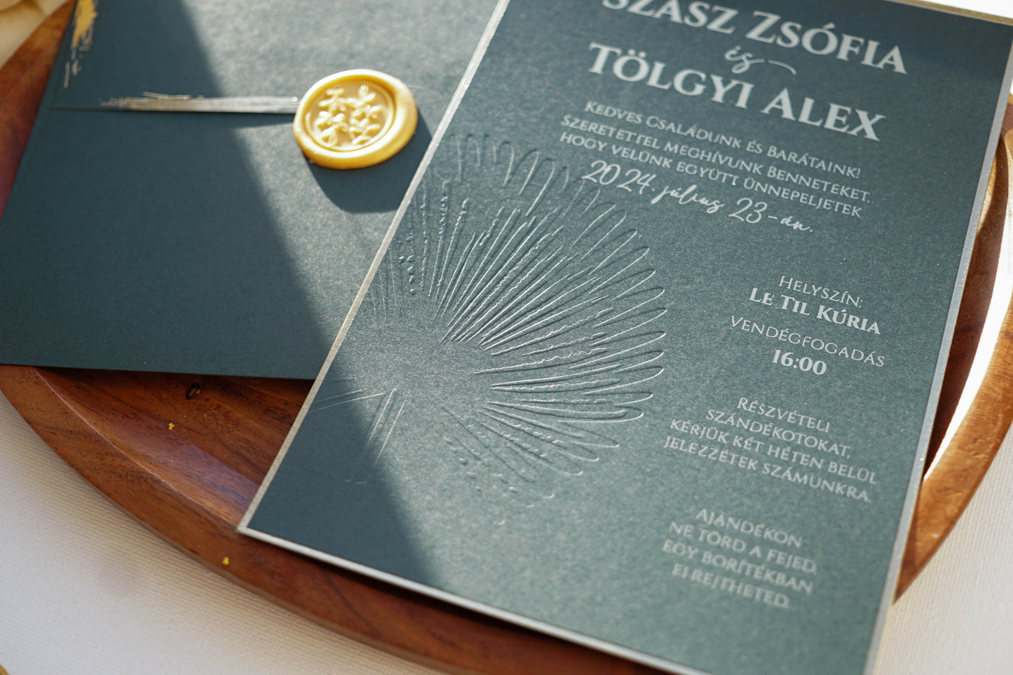 9317 - Méregzöld esküvői meghívó aranyprégelt szöveggel