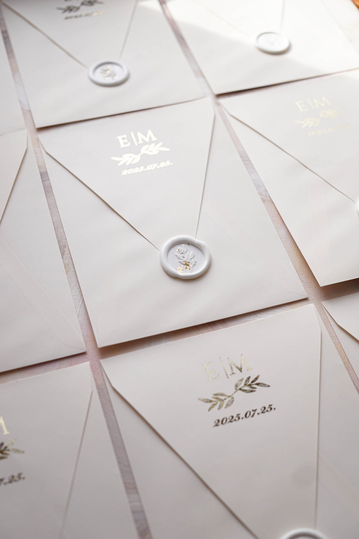 9214 - Plexi esküvői meghívó krém borítékkal-esküvői meghívó-Erdélyi Esküvői Meghívók-arany,elegáns,greenery,level,plexi,premium-Erdélyi Esküvői Meghívók