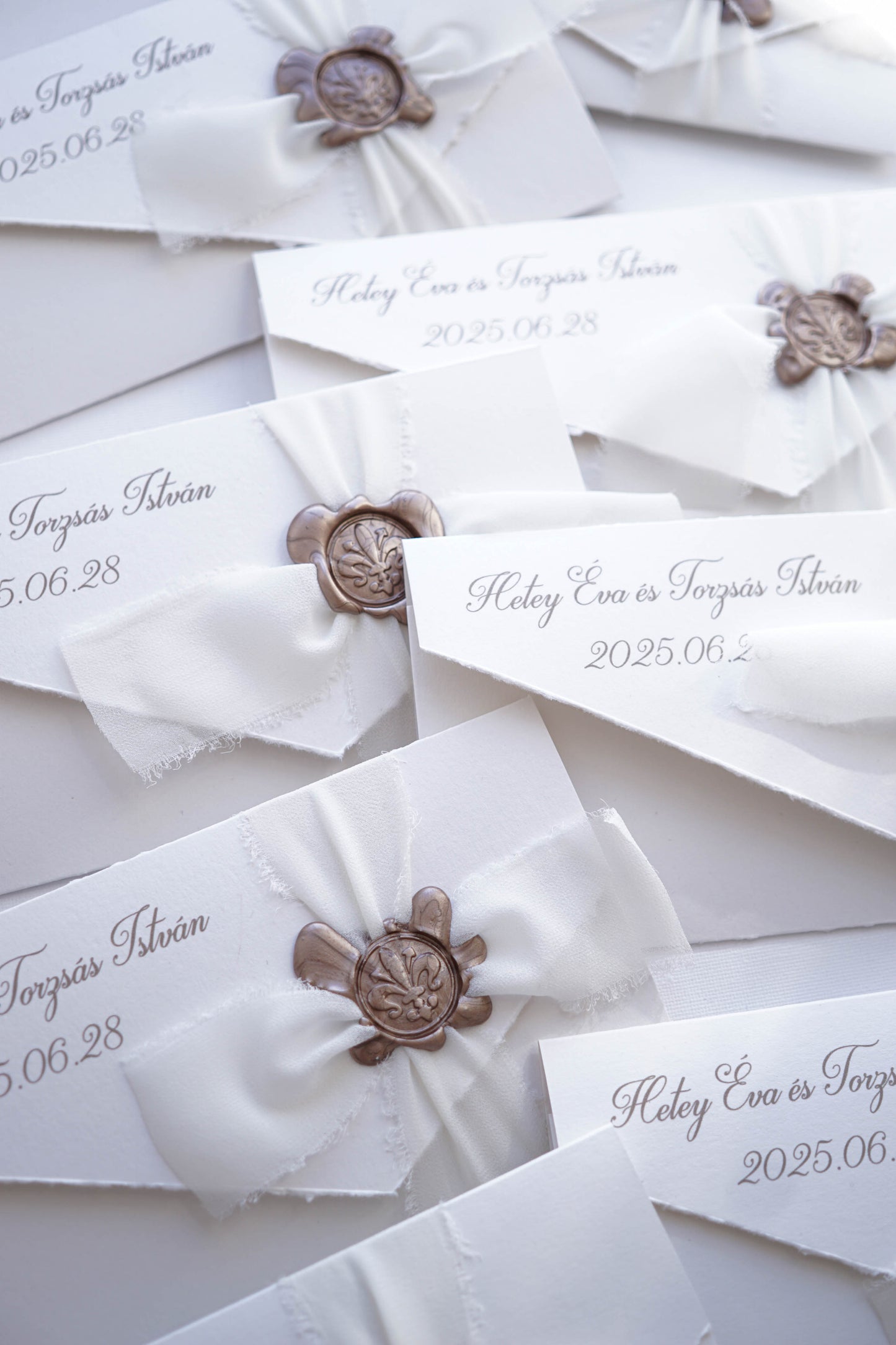 EM74 - Elegáns kinyitható meghívó viaszpecséttel és szalaggal-esküvői meghívó-Erdélyi Esküvői Meghívók-barokk minta,egyedi,elegáns,fehér,pezsgő-Erdélyi Esküvői Meghívók