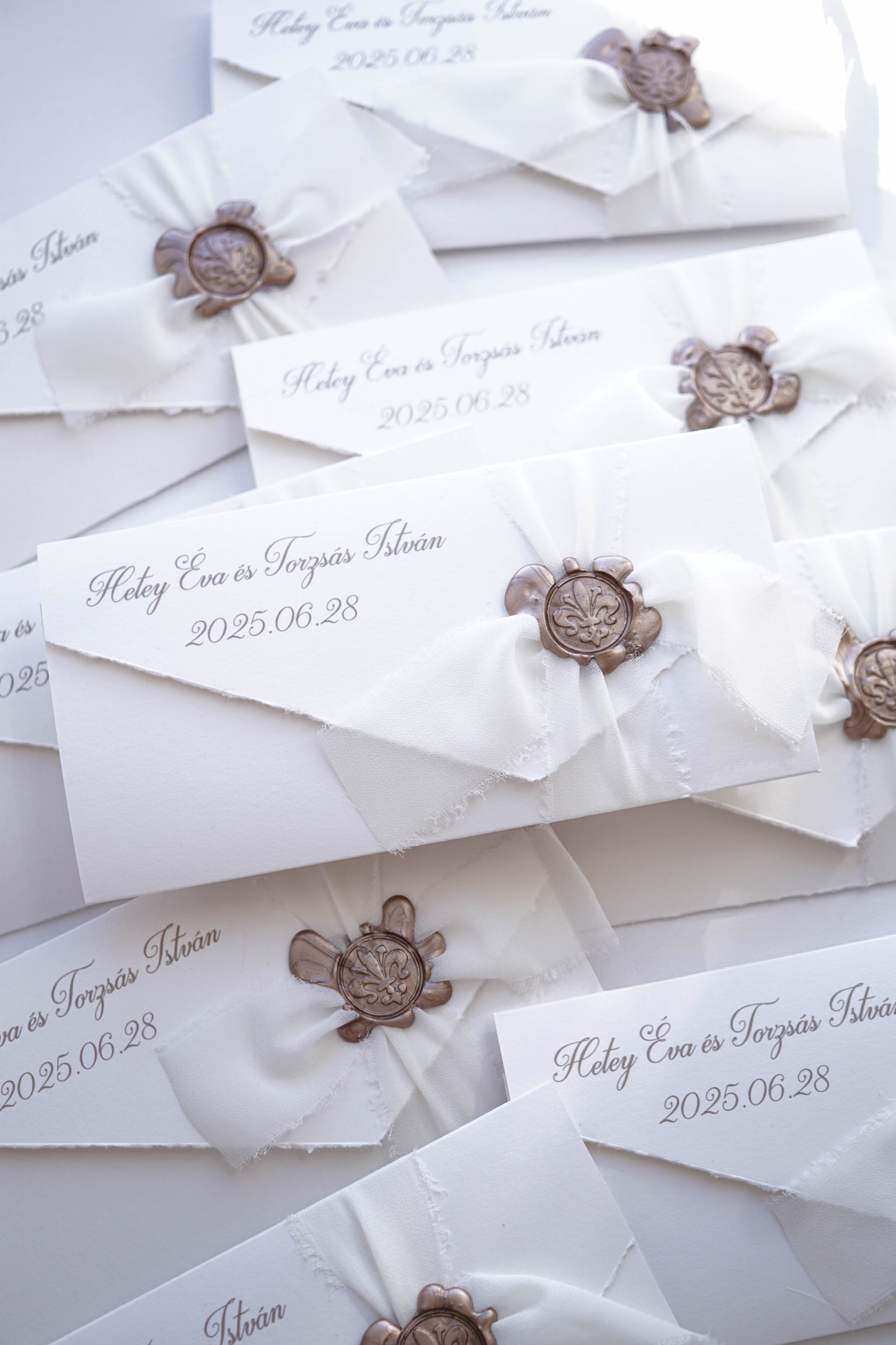 EM74 - Elegáns kinyitható meghívó viaszpecséttel és szalaggal-esküvői meghívó-Erdélyi Esküvői Meghívók-barokk minta,egyedi,elegáns,fehér,pezsgő-Erdélyi Esküvői Meghívók