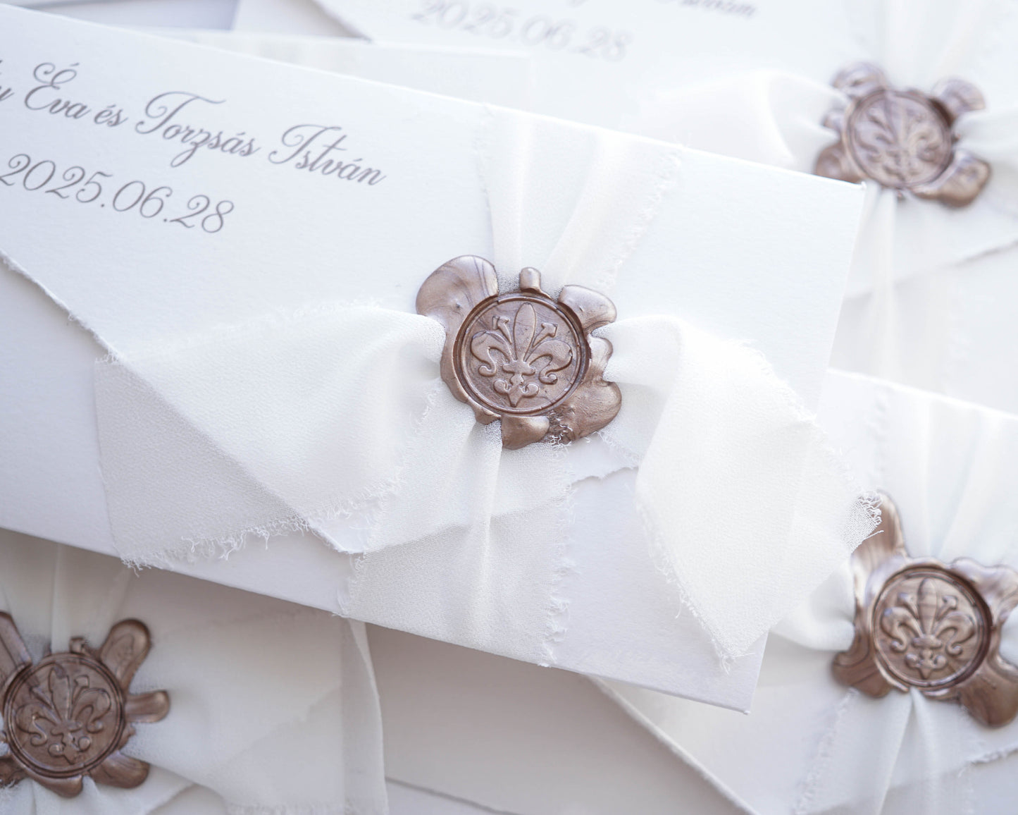 EM74 - Elegáns kinyitható meghívó viaszpecséttel és szalaggal-esküvői meghívó-Erdélyi Esküvői Meghívók-barokk minta,egyedi,elegáns,fehér,pezsgő-Erdélyi Esküvői Meghívók