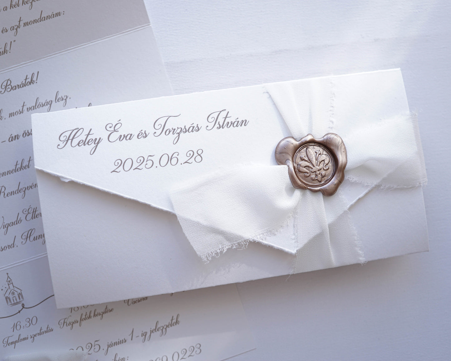 EM74 - Elegáns kinyitható meghívó viaszpecséttel és szalaggal-esküvői meghívó-Erdélyi Esküvői Meghívók-barokk minta,egyedi,elegáns,fehér,pezsgő-Erdélyi Esküvői Meghívók
