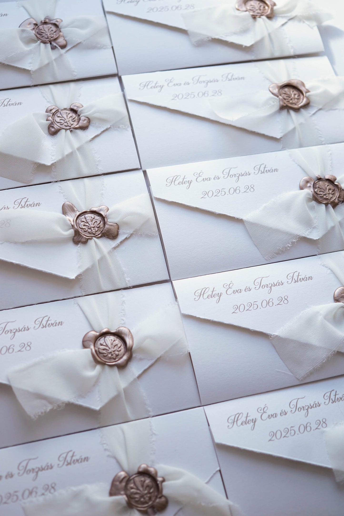 EM74 - Elegáns kinyitható meghívó viaszpecséttel és szalaggal-esküvői meghívó-Erdélyi Esküvői Meghívók-barokk minta,egyedi,elegáns,fehér,pezsgő-Erdélyi Esküvői Meghívók