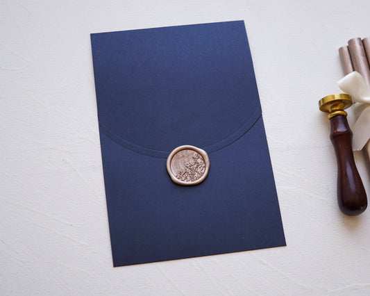 Z9336 - Sötétkék színű díszboríték, B6 - 12,3 x 18,4 cm.-Boríték-Erdélyi Esküvői Meghívók-boríték,kék,rövid oldalon nyíló boríték-Erdélyi Esküvői Meghívók