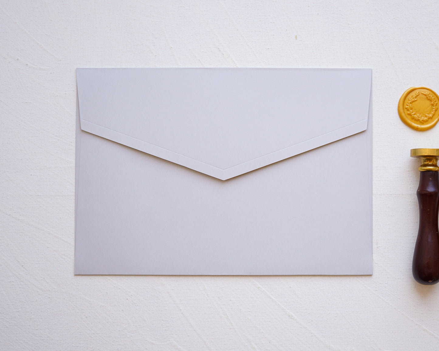 Z9269 - Világos szürke díszboríték - 20 x 14 cm-Boríték-Erdélyi Esküvői Meghívók-boríték,szürke-Erdélyi Esküvői Meghívók