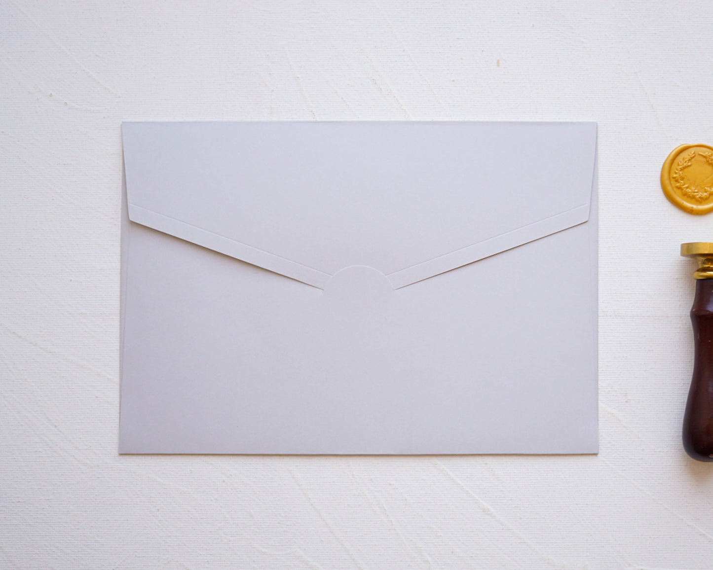 Z9269 - Világos szürke díszboríték - 20 x 14 cm-Boríték-Erdélyi Esküvői Meghívók-boríték,szürke-Erdélyi Esküvői Meghívók