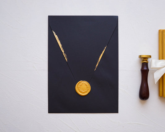 Z9261 - Aranyozott fekete díszboríték - 20 cm x 14 cm-Boríték-Erdélyi Esküvői Meghívók-boríték,fekete,rövid oldalon nyíló boríték-Erdélyi Esküvői Meghívók