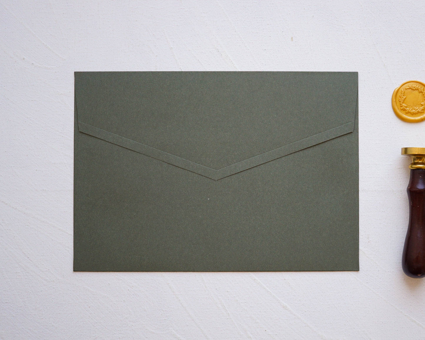 Z9255 - Oliva zöld díszboríték - 20 x 14 cm-Boríték-Erdélyi Esküvői Meghívók-boríték,zöld-Erdélyi Esküvői Meghívók