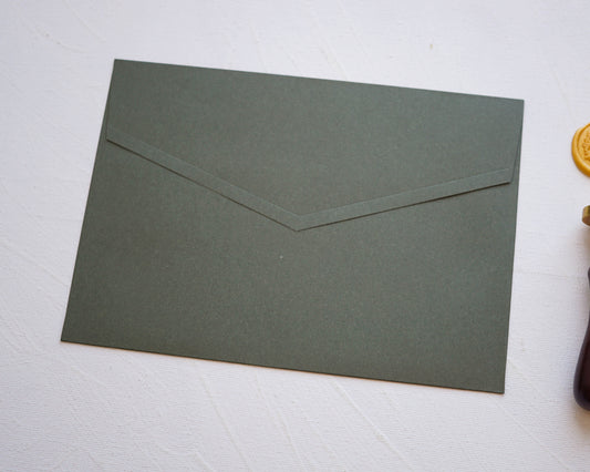 Z9255 - Oliva zöld díszboríték - 20 x 14 cm-Boríték-Erdélyi Esküvői Meghívók-boríték,zöld-Erdélyi Esküvői Meghívók