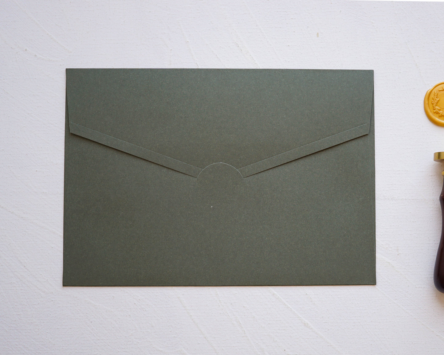 Z9255 - Oliva zöld díszboríték - 20 x 14 cm-Boríték-Erdélyi Esküvői Meghívók-boríték,zöld-Erdélyi Esküvői Meghívók