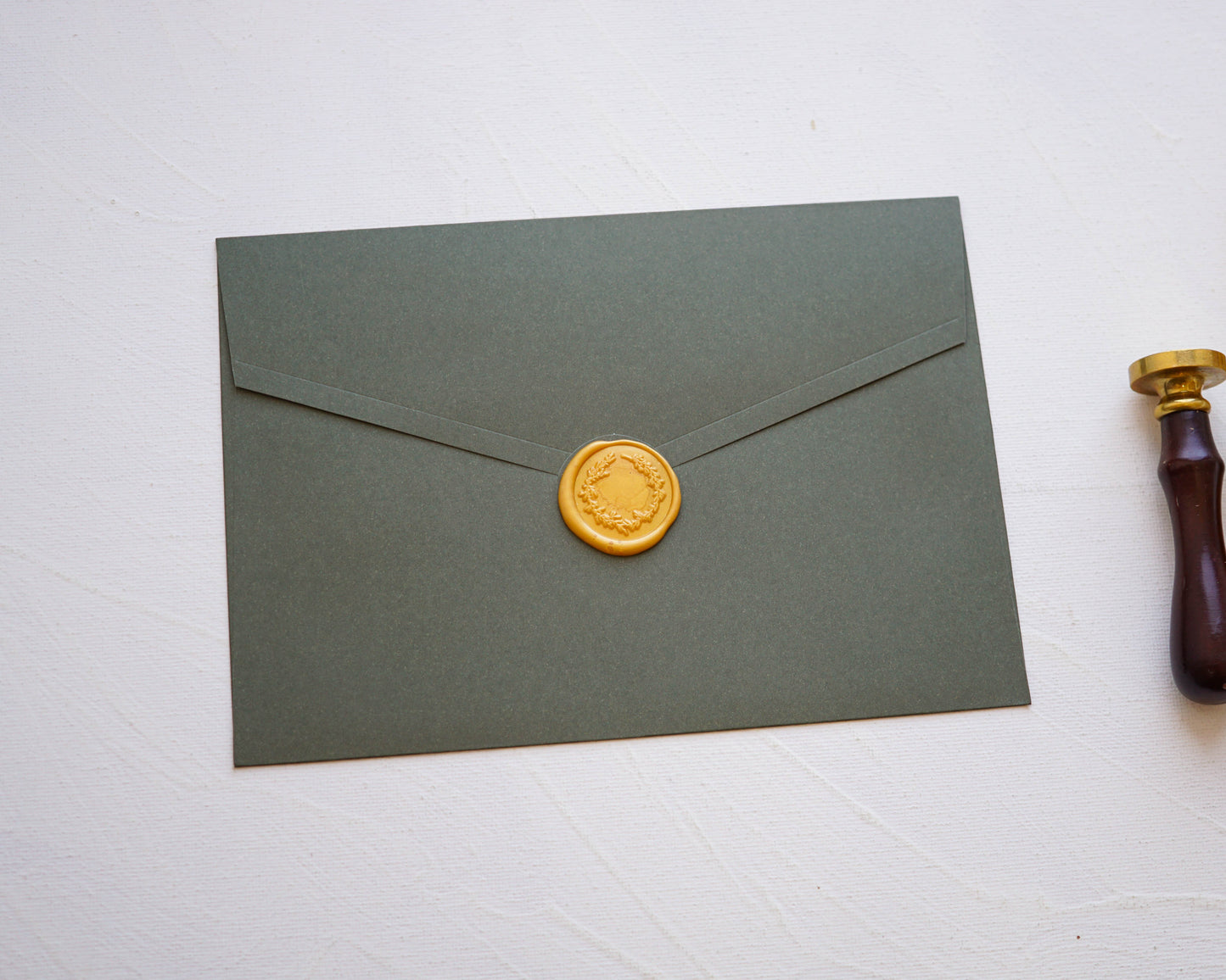 Z9255 - Oliva zöld díszboríték - 20 x 14 cm-Boríték-Erdélyi Esküvői Meghívók-boríték,zöld-Erdélyi Esküvői Meghívók