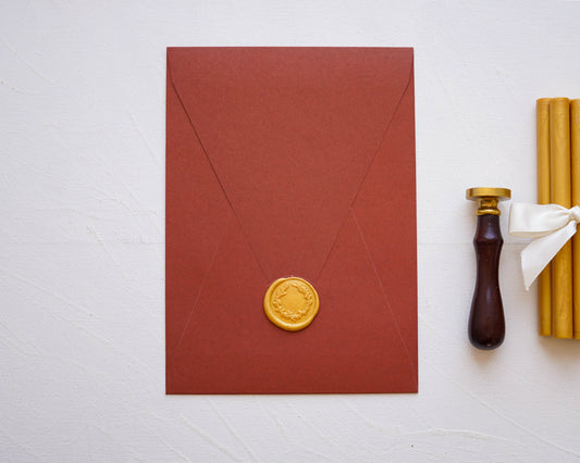 Z9248 - Tégla piros díszboríték - 20 x 14 cm-Boríték-Erdélyi Esküvői Meghívók-bordó,boríték,piros,rövid oldalon nyíló boríték-Erdélyi Esküvői Meghívók