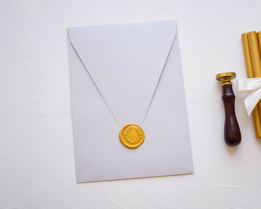 Z9263 - Világos szürke díszboríték - 20 cm x 14 cm-Boríték-Erdélyi Esküvői Meghívók-boríték,rövid oldalon nyíló boríték,szürke-Erdélyi Esküvői Meghívók