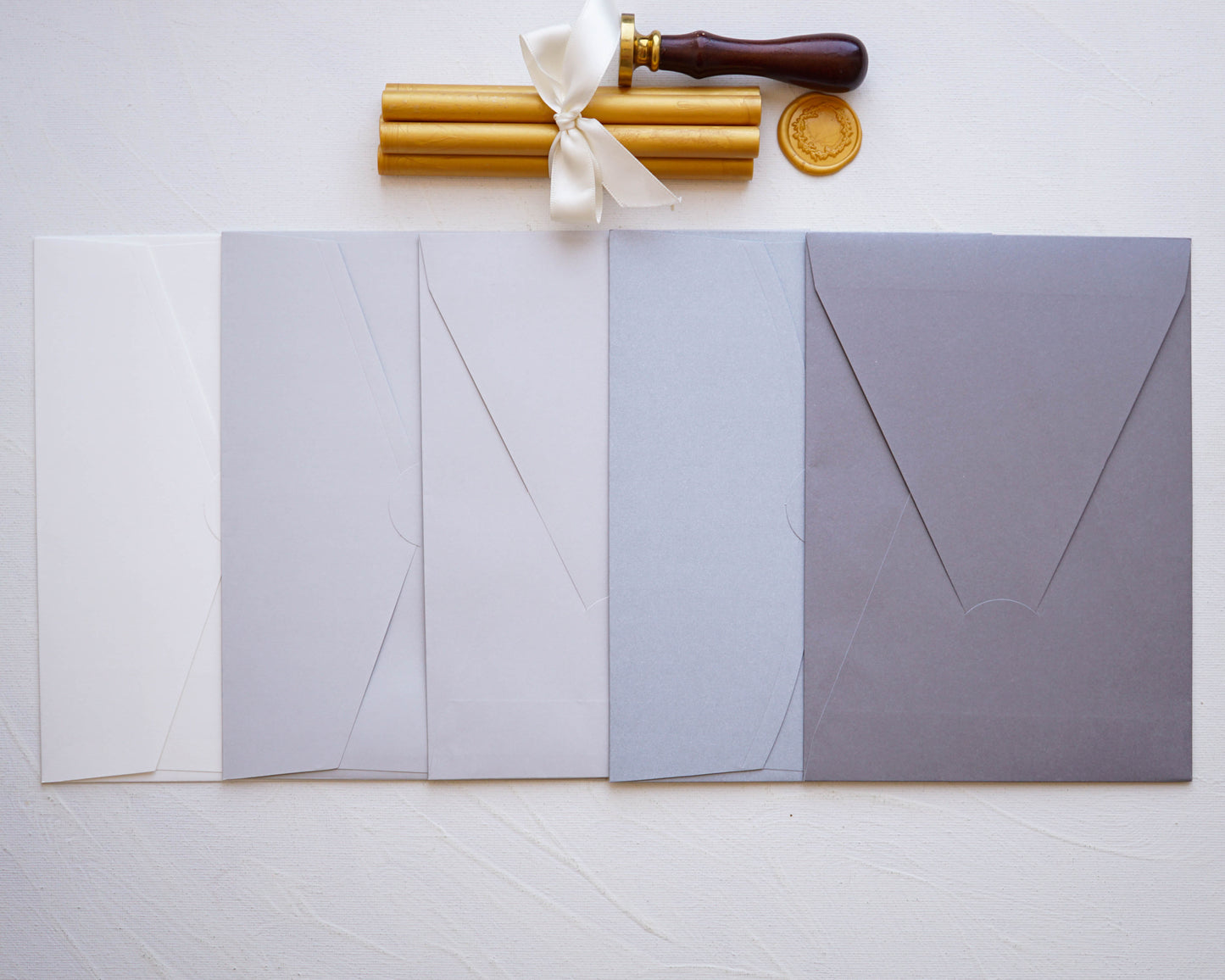 Z9269 - Világos szürke díszboríték - 20 x 14 cm-Boríték-Erdélyi Esküvői Meghívók-boríték,szürke-Erdélyi Esküvői Meghívók