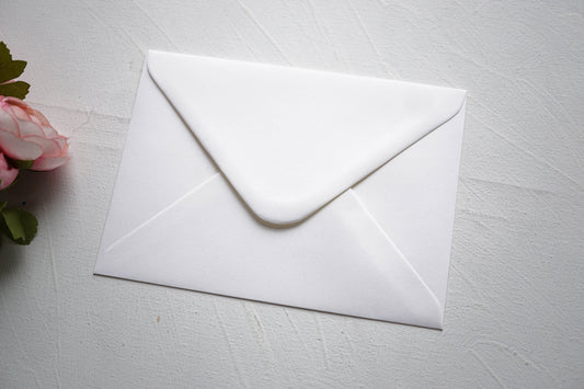 Prémium törtfehér boríték textúrált papírból i8 - 13,3 x 18,4 cm.-Boríték-Erdélyi Esküvői Meghívók-boríték,fehér-Erdélyi Esküvői Meghívók
