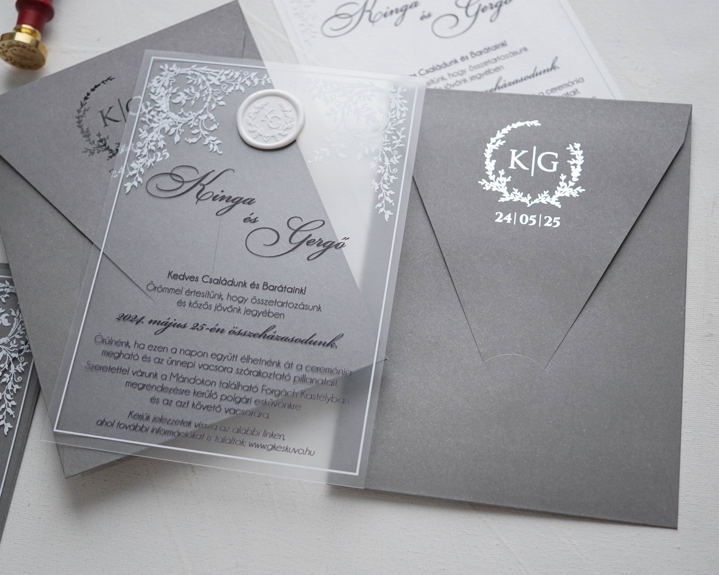 9368 - Plexi esküvői meghívó-esküvői meghívó-Erdélyi Esküvői Meghívók-barokk minta,elegáns,ezüst,fehér,plexi,premium-Erdélyi Esküvői Meghívók