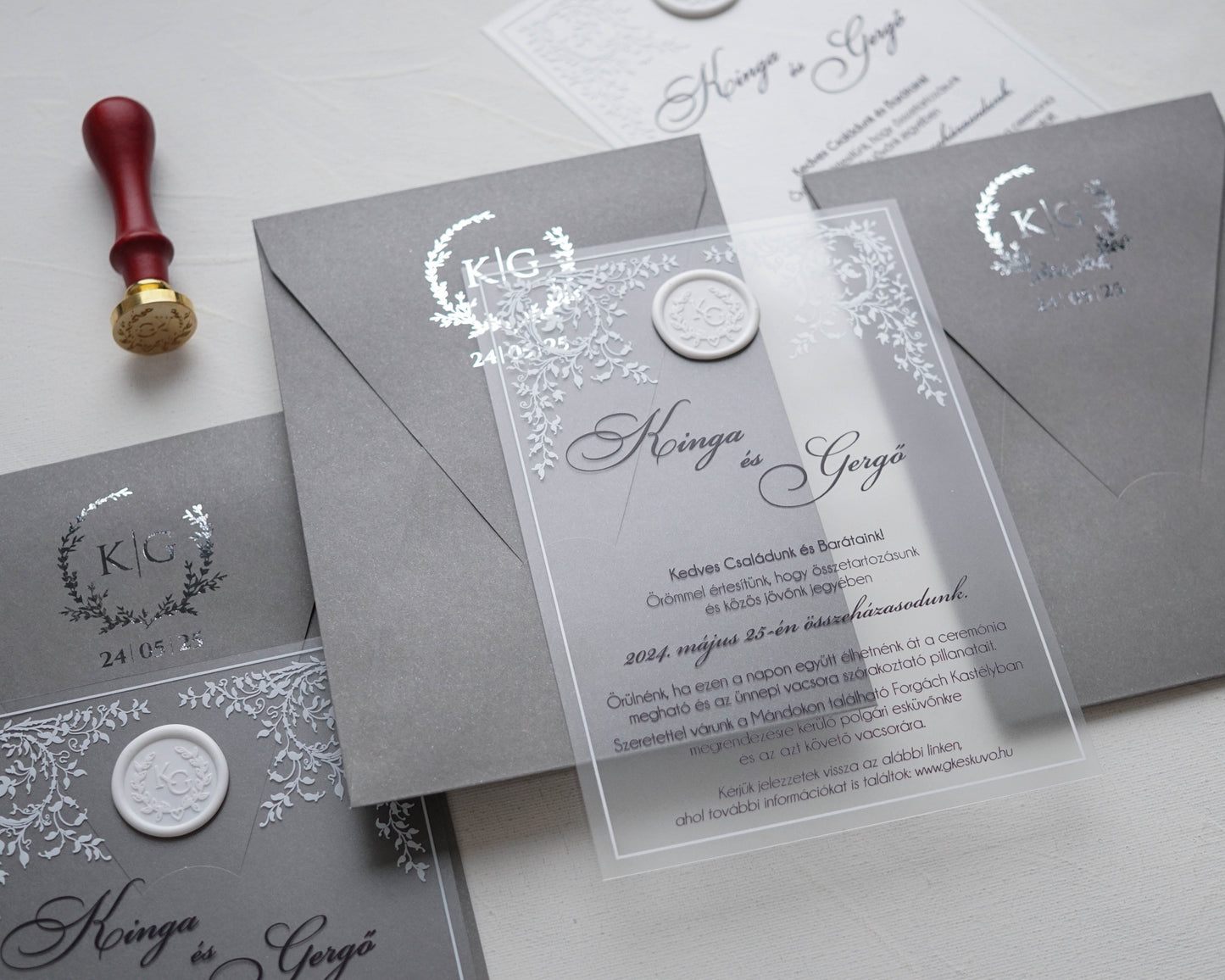 9368 - Plexi esküvői meghívó-esküvői meghívó-Erdélyi Esküvői Meghívók-barokk minta,elegáns,ezüst,fehér,plexi,premium-Erdélyi Esküvői Meghívók