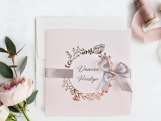 39716-esküvői meghívó-arany, elegáns, lila, masni, virág-Erdélyi Esküvői Meghívók