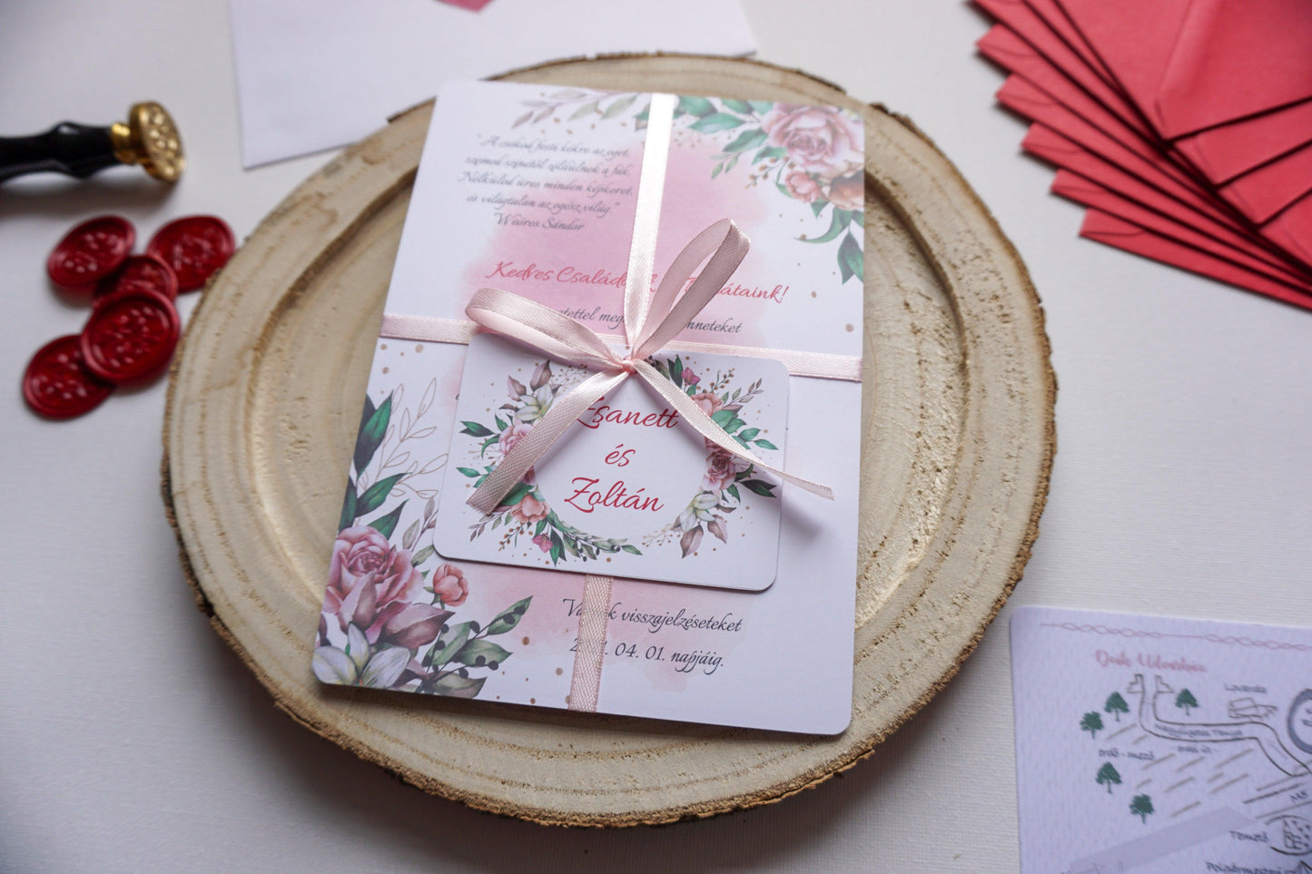 Esküvői meghívó EM07 - Két oldalas Virágmintás, szalaggal átkötött esküvői meghívó - Erdélyi Esküvői Meghívók - Wedding invitation EM07 - Két oldalas Virágmintás, szalaggal átkötött esküvői meghívó - invitatii de nunta EM07 - Két oldalas Virágmintás, szalaggal átkötött esküvői meghívó