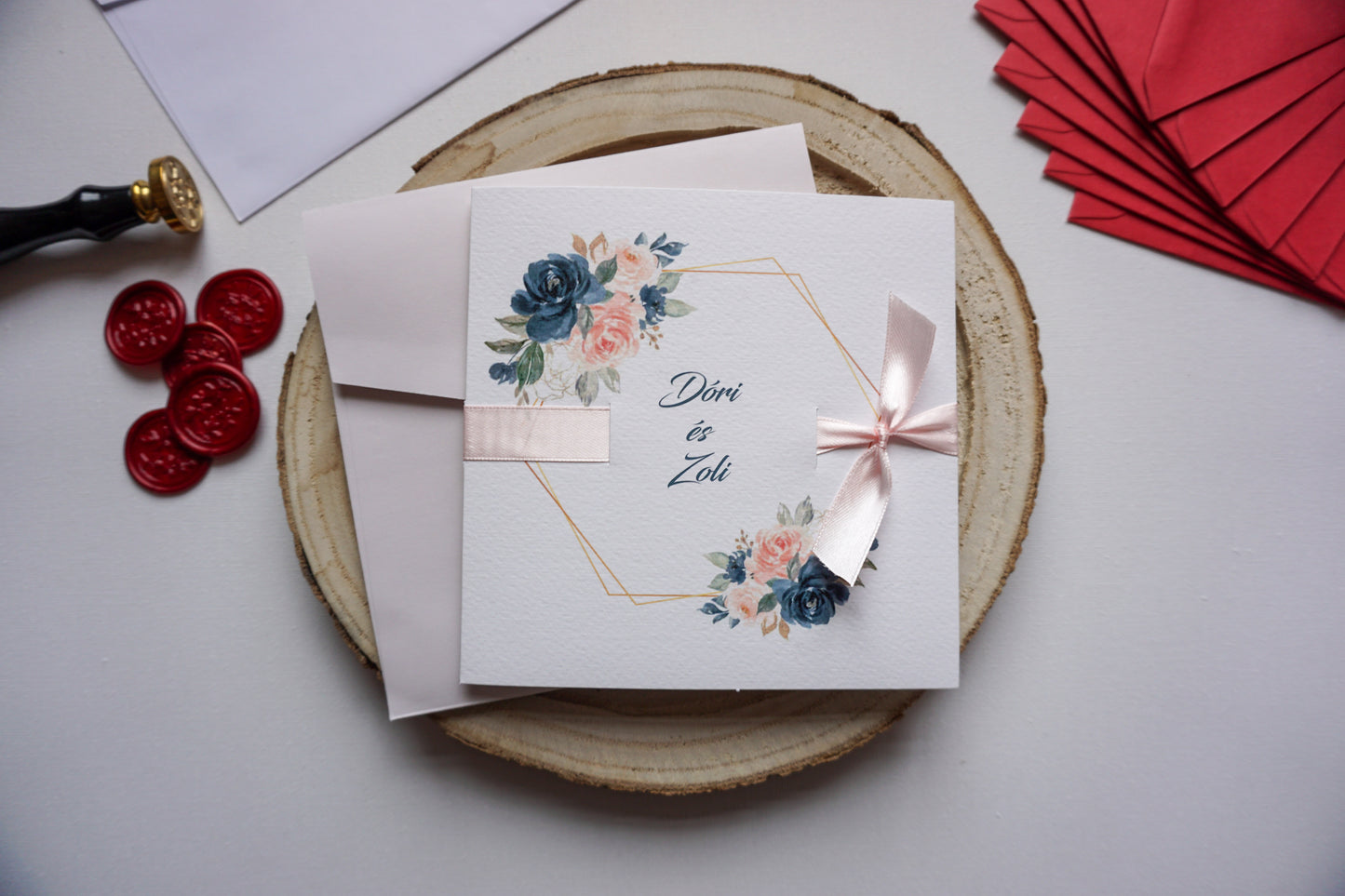 Esküvői meghívó EM12 - Kinyitható, szalaggal átkötött, kék virágos esküvői meghívó - Erdélyi Esküvői Meghívók - Wedding invitation EM12 - Kinyitható, szalaggal átkötött, kék virágos esküvői meghívó - invitatii de nunta EM12 - Kinyitható, szalaggal átkötött, kék virágos esküvői meghívó